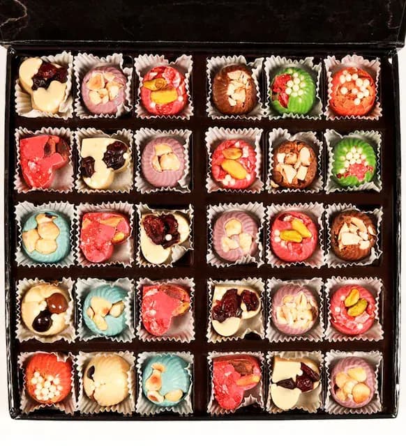 Spesiyal Renkli Kuruyemişli Yaban Mersinli Kubbe Çikolata 280gr - 2