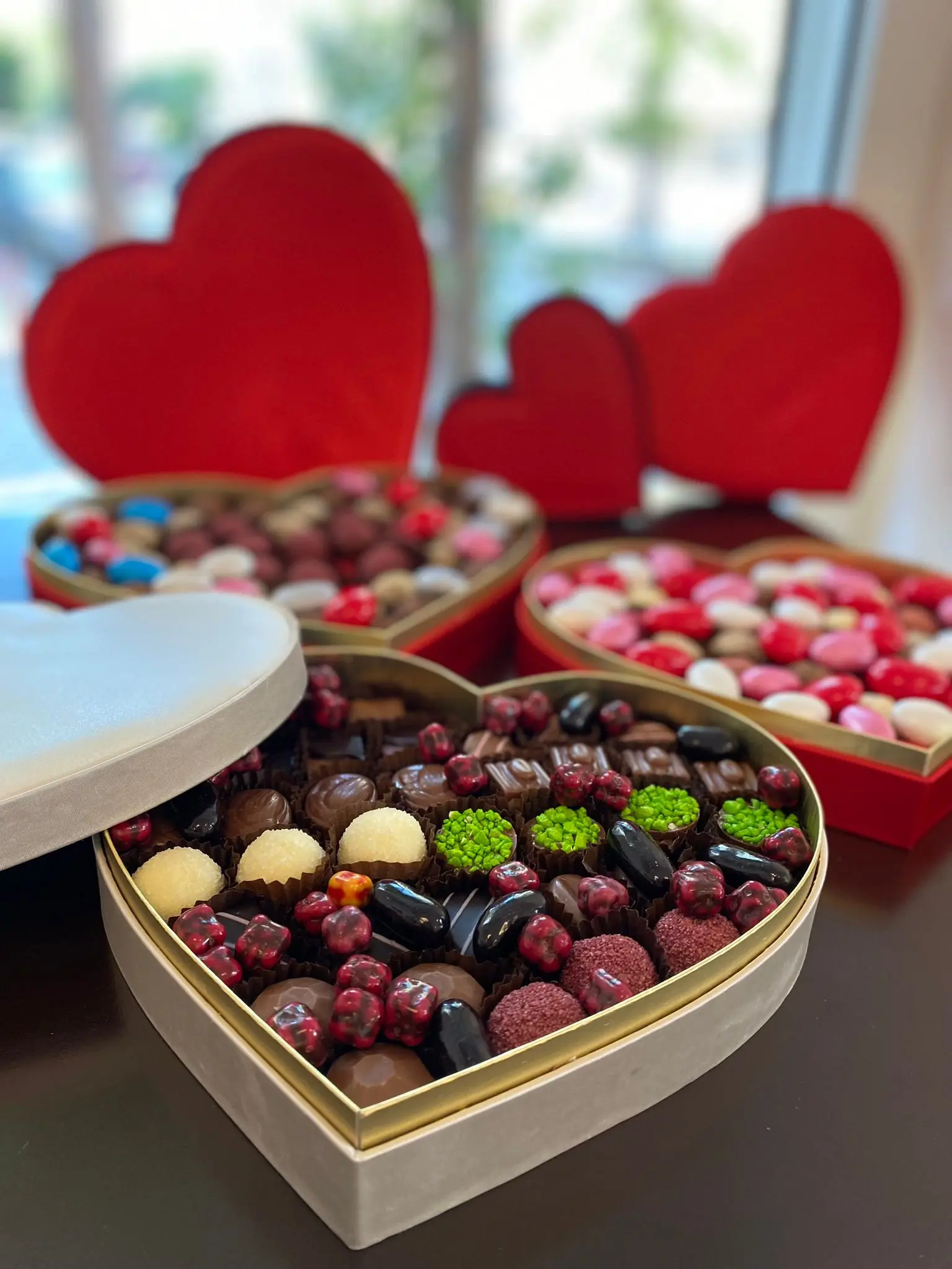 İzmir Hemen Teslim 1000 gr Sevgililer Günü Çikolatası