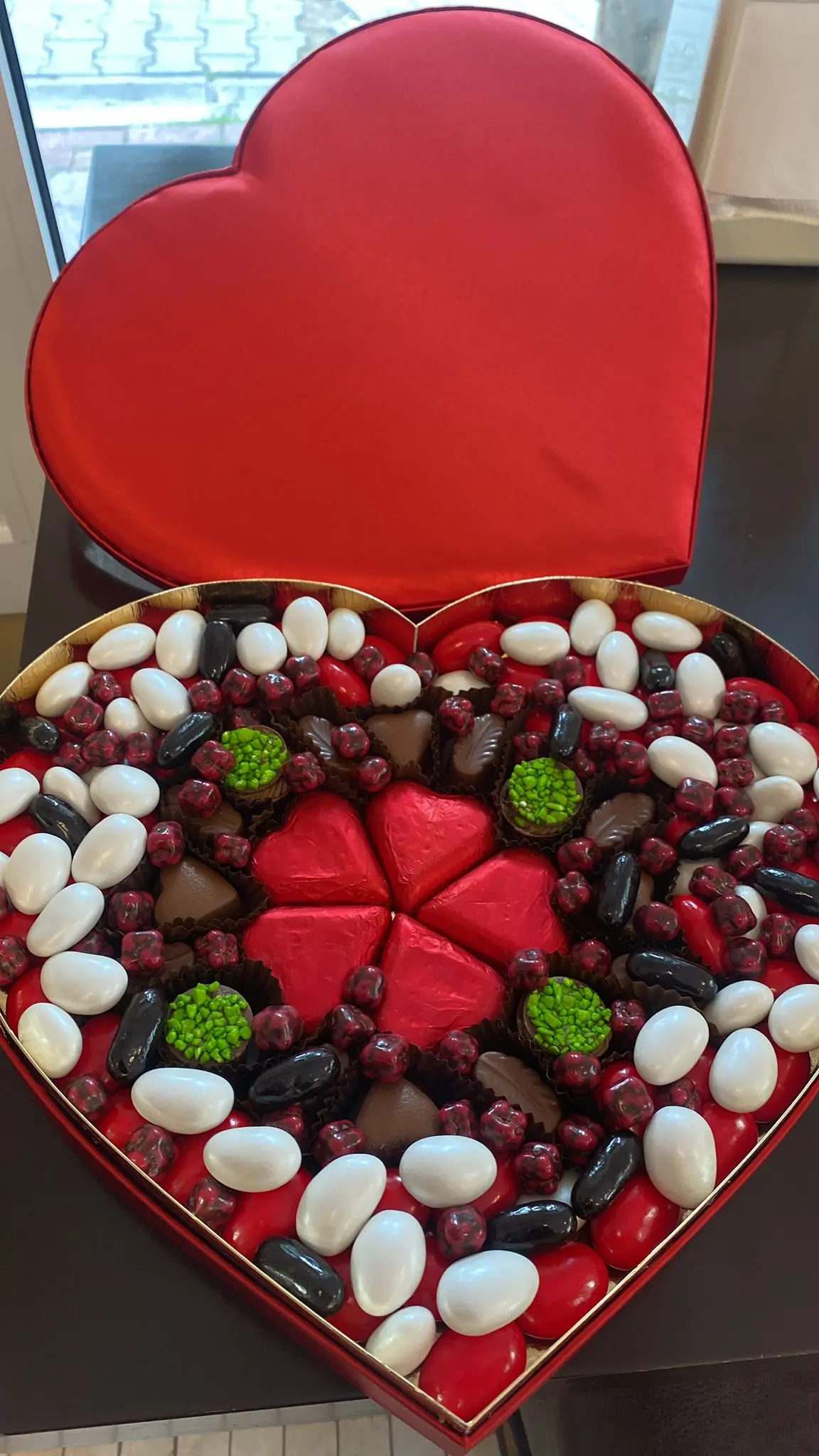 İzmir Sevgililer Günü Hediyesi Çikolata Hemen Teslim